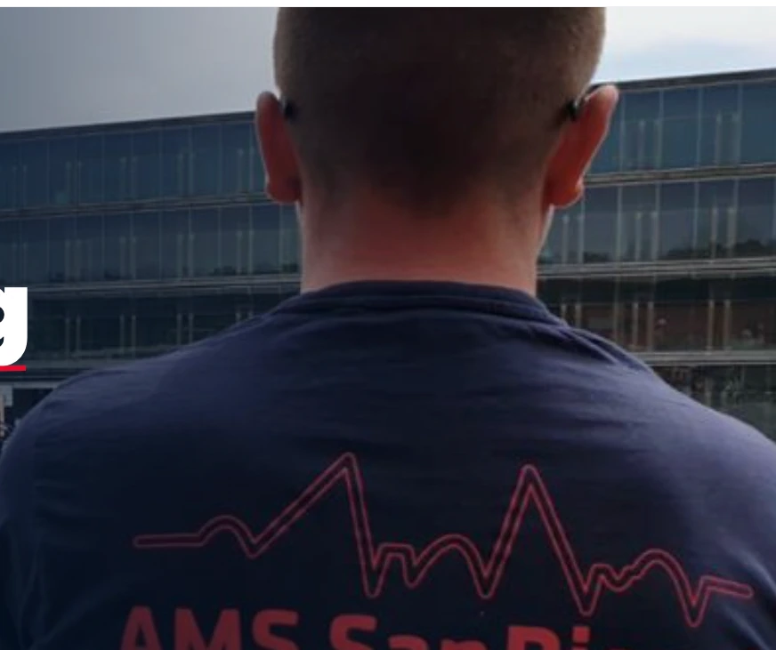 AMS SanDienst-Mitarbeiter überwacht eine Sportveranstaltung